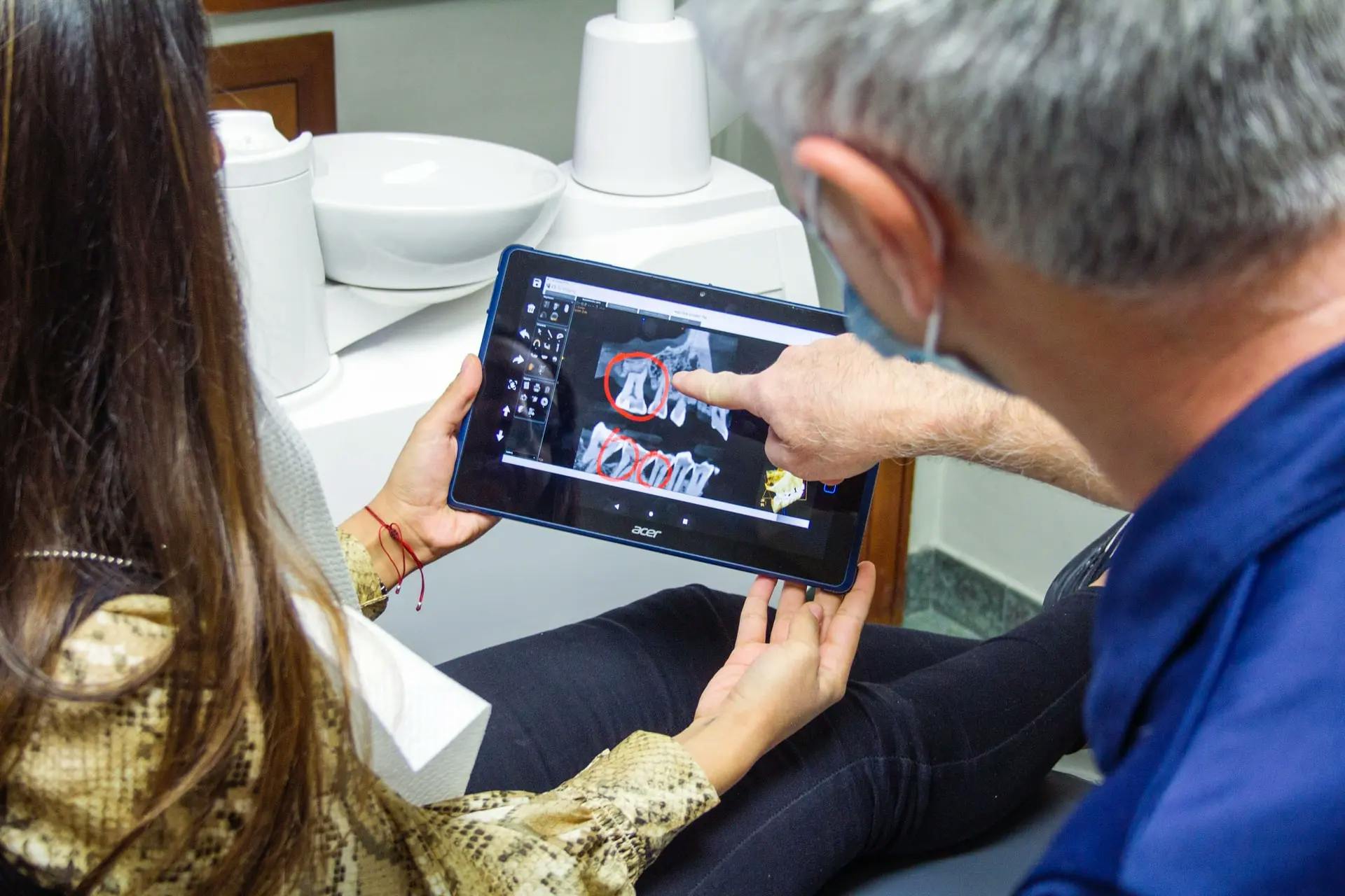 dentiste orthodontiste qui analyse une radiographie paronamique 