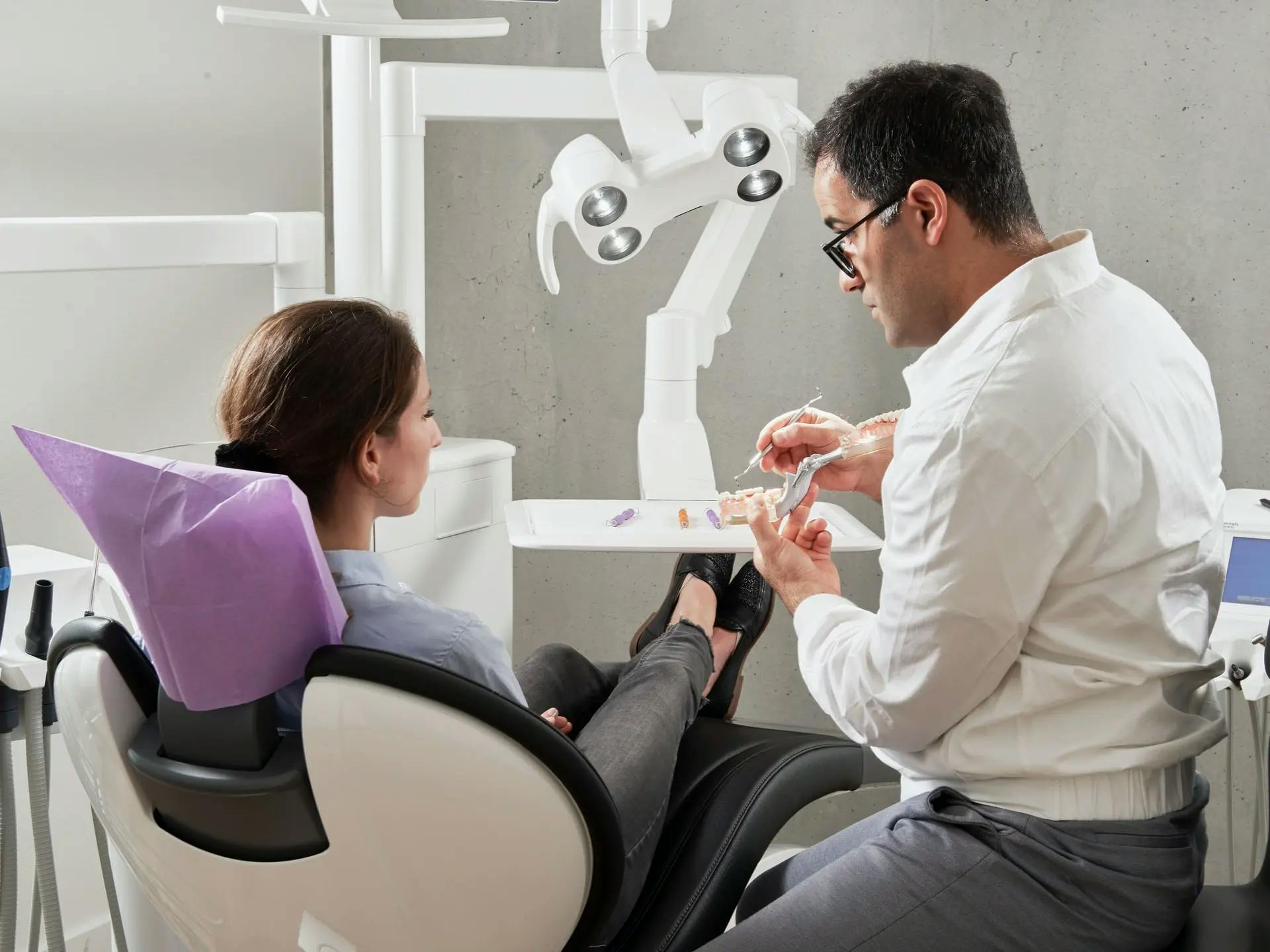 dentiste qui donne des explications à une patiente 