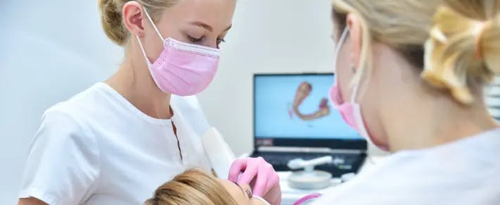 dentista ortodontista in consultazione