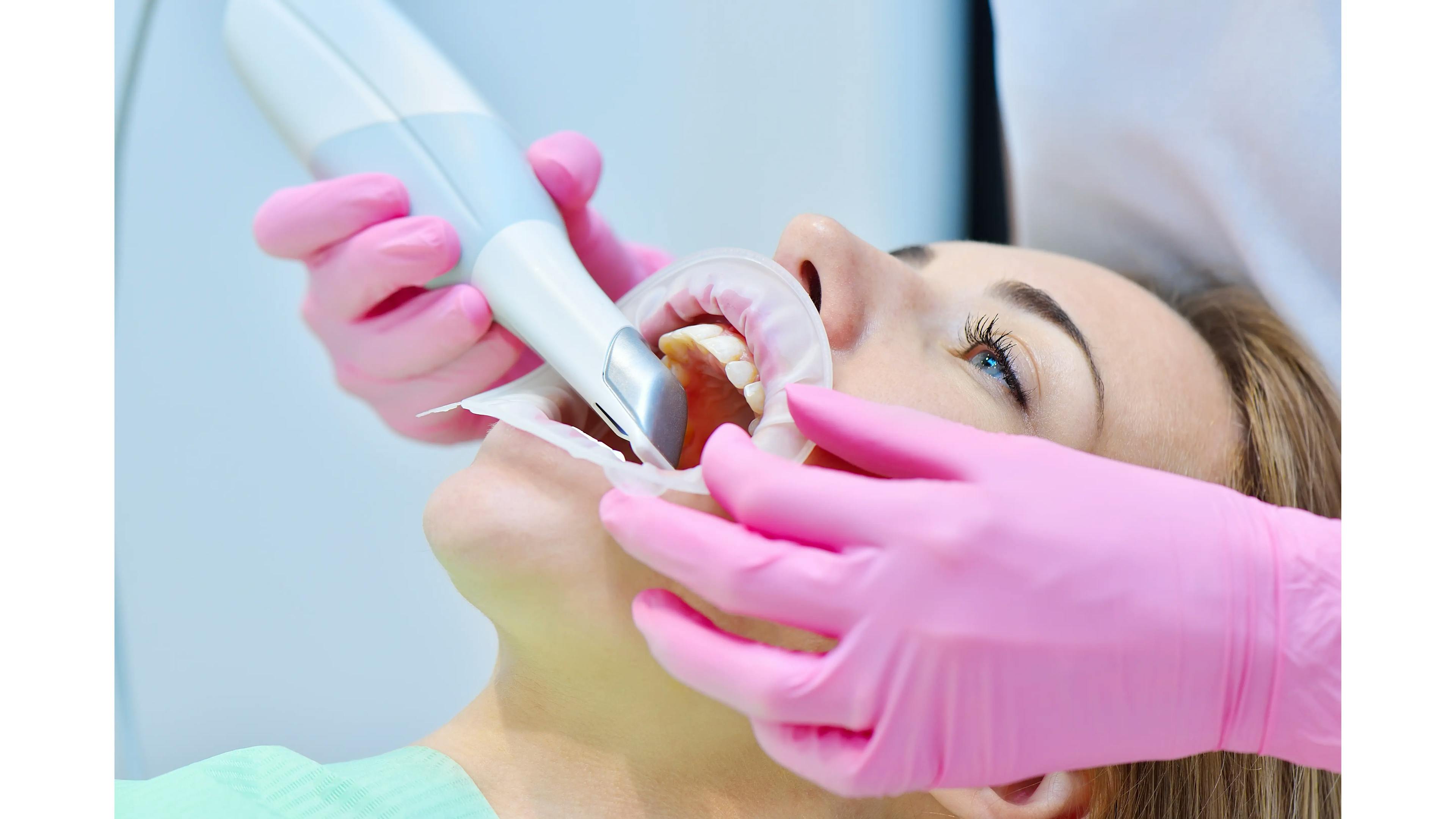 femme en consultation orthodontique 